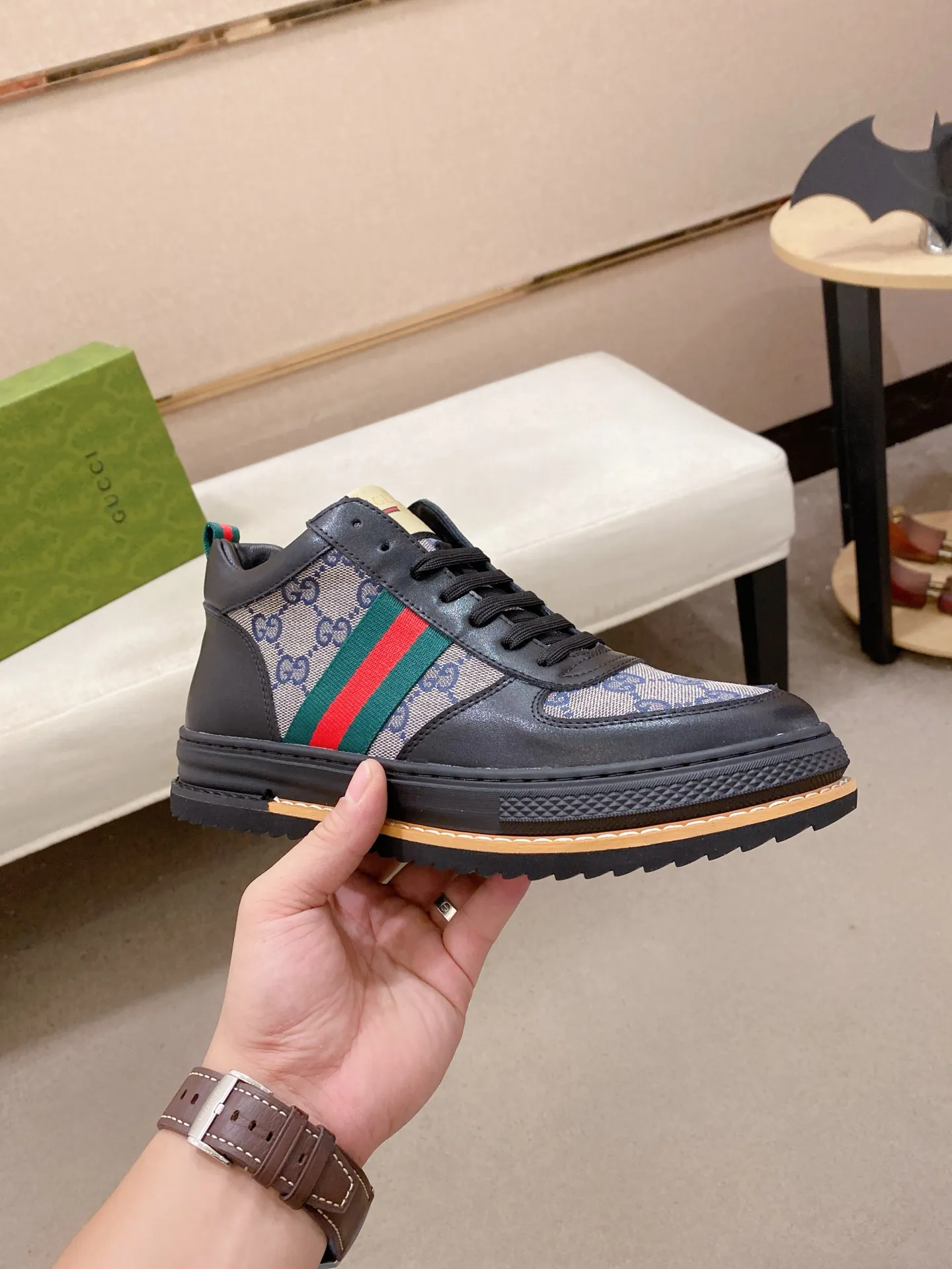Men's shoes 💰 440 💰 High-quality new high-top GUCCI counters are on the market at the same time. The new men's shoes, 😘fabrics are selected imported cowhide, lining: sheepskin lining. 👍🏿 High-end ☄️ air-cushion molded anti-slip rubber outsole, exquisite lines, simple and elegant, comfortable and high-end for leisure travel. Code number: 38 to 44 (45 can be customized and cannot be returned or exchanged)